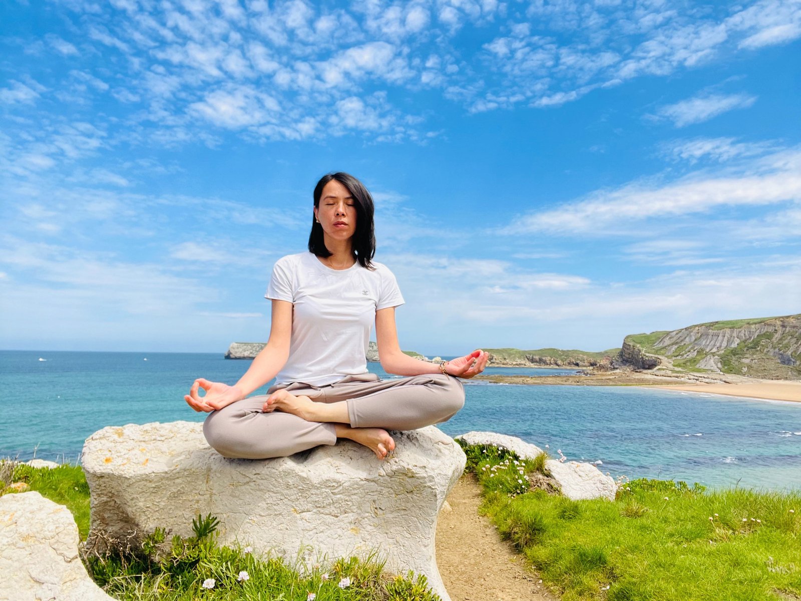 Natalia meditando frente al mar